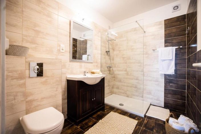 Image No.20-10 Bed Property for sale