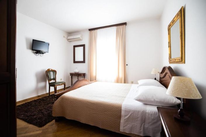 Image No.5-10 Bed Property for sale