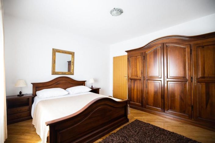 Image No.8-10 Bed Property for sale