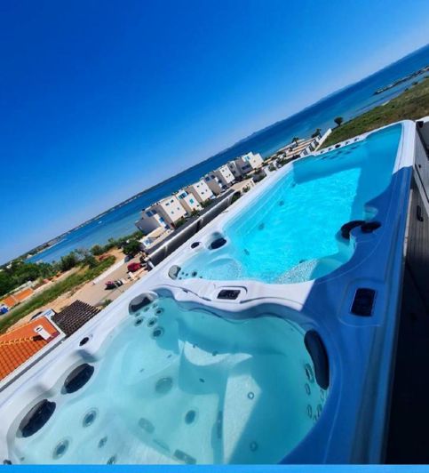 Image No.2-5 Bed Property for sale