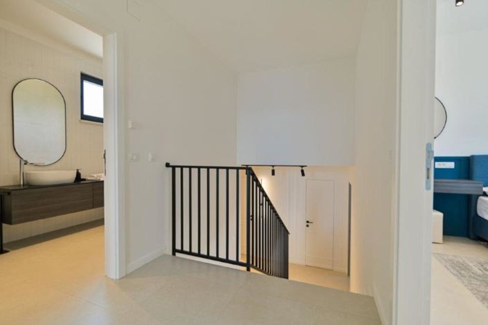 Image No.15-4 Bed Property for sale