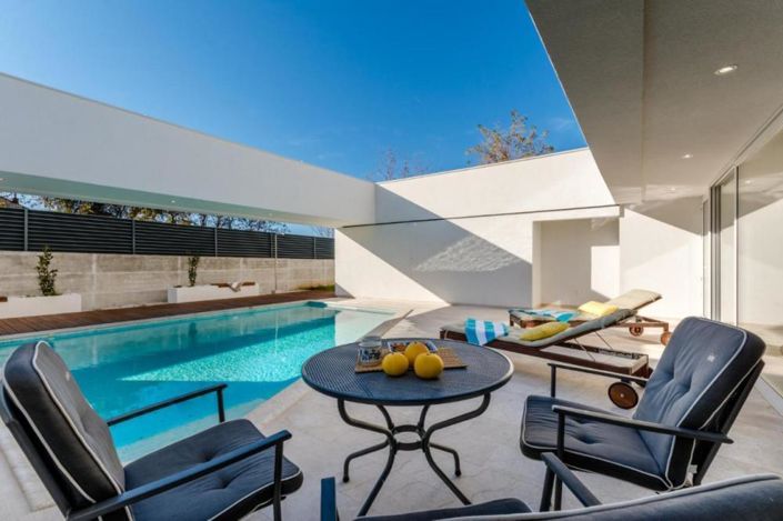 Image No.4-4 Bed Property for sale