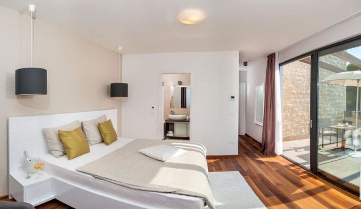 Image No.12-6 Bed Property for sale