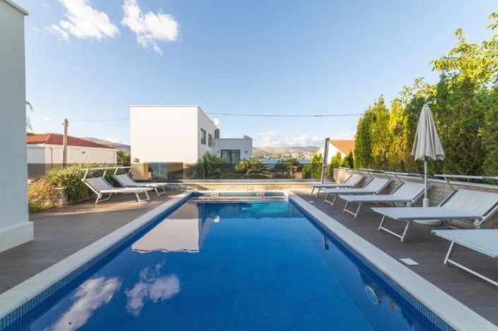 Image No.5-6 Bed Property for sale