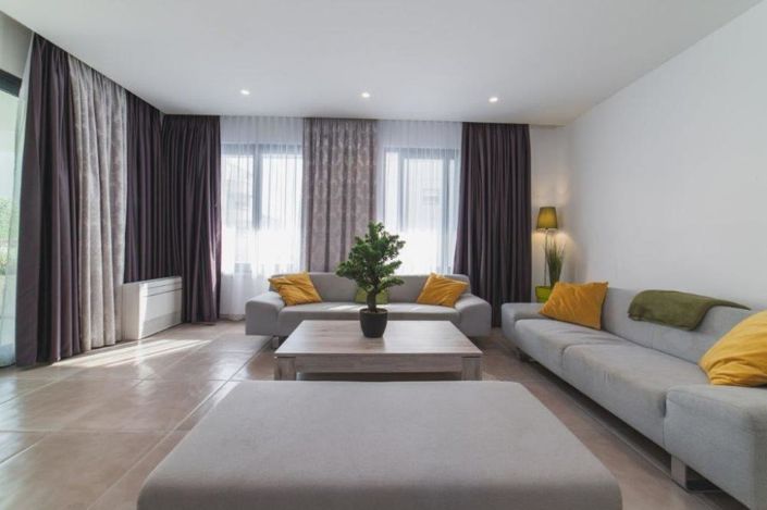 Image No.19-7 Bed Property for sale