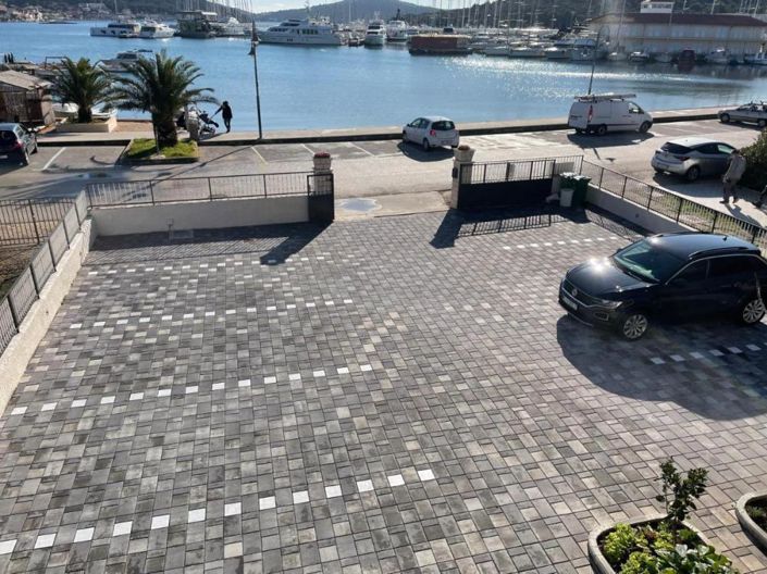 Image No.18-8 Bed Property for sale