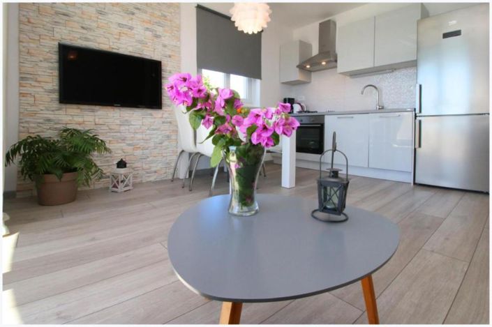 Image No.24-8 Bed Property for sale