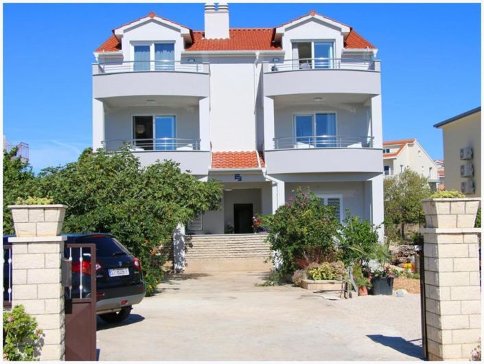 Image No.7-8 Bed Property for sale