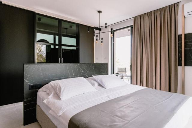 Image No.11-4 Bed Property for sale