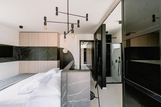 Image No.15-4 Bed Property for sale