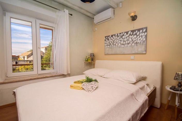 Image No.10-6 Bed Property for sale