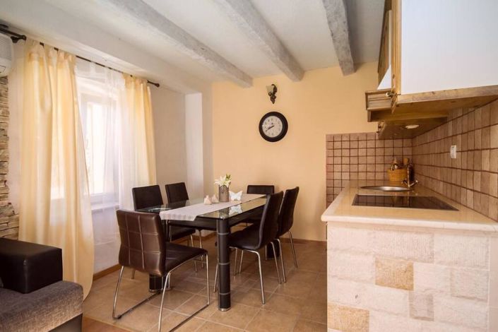 Image No.12-6 Bed Property for sale