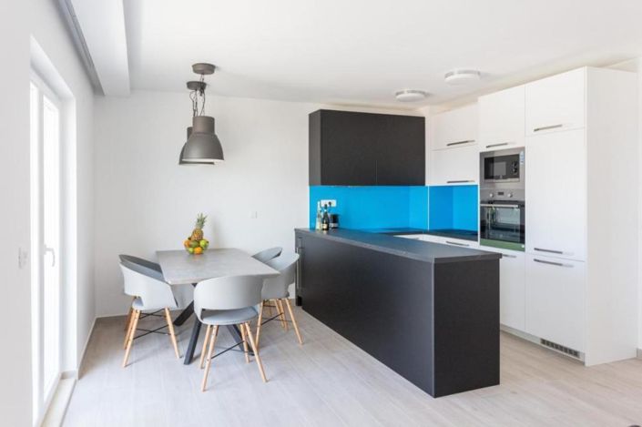 Image No.14-9 Bed Property for sale