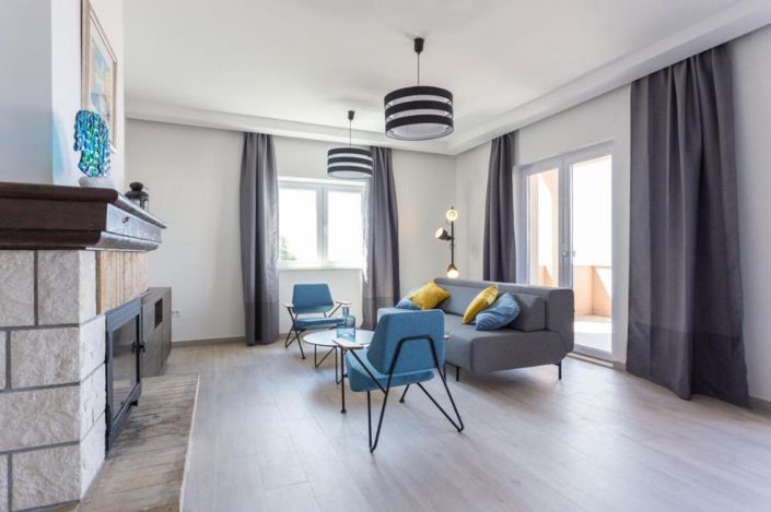 Image No.17-9 Bed Property for sale