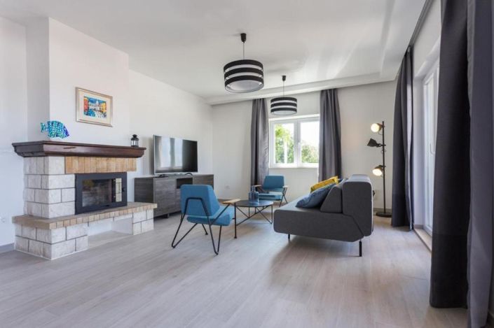 Image No.18-9 Bed Property for sale