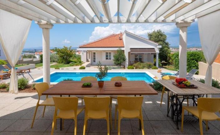 Image No.1-4 Bed Property for sale