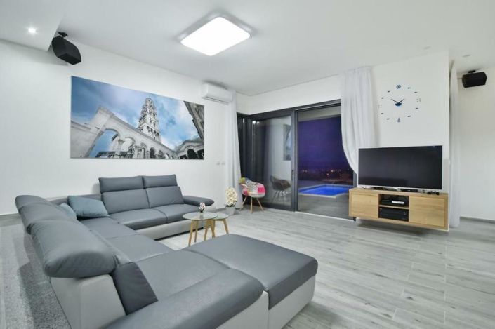 Image No.15-4 Bed Property for sale