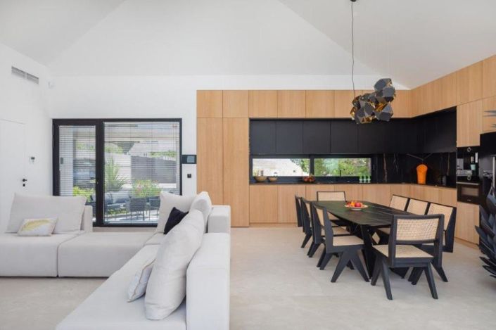 Image No.15-4 Bed Property for sale