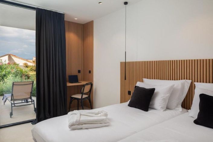 Image No.25-4 Bed Property for sale