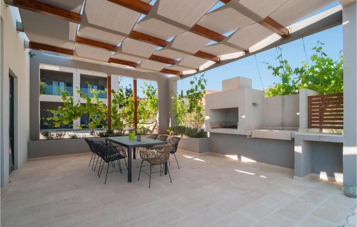 Image No.10-2 Bed Property for sale