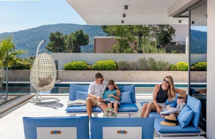 Image No.10-4 Bed Property for sale