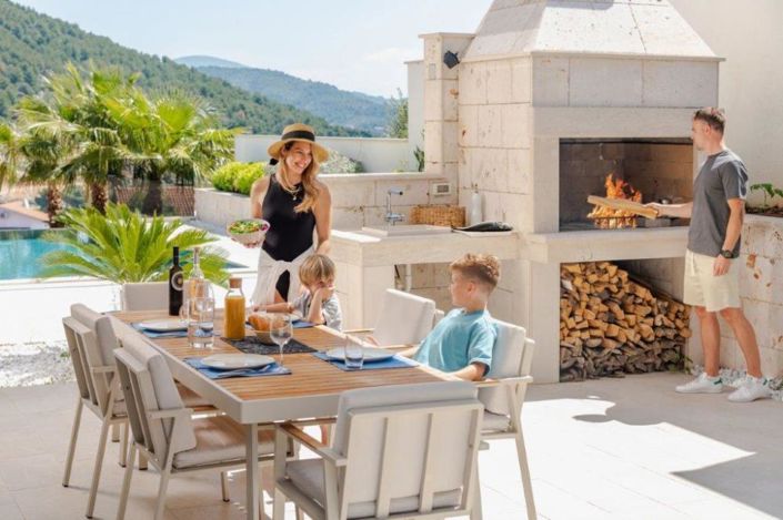 Image No.12-4 Bed Property for sale