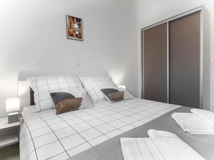 Image No.9-14 Bed Property for sale