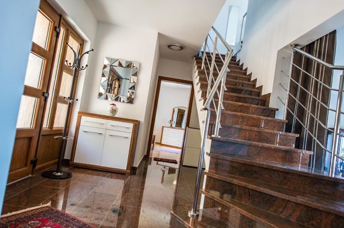 Image No.21-5 Bed Property for sale