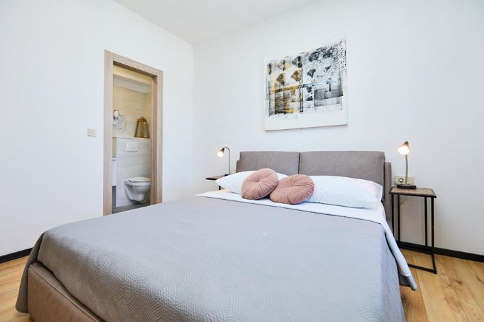 Image No.17-11 Bed Property for sale