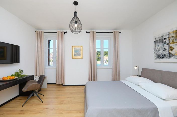 Image No.22-11 Bed Property for sale