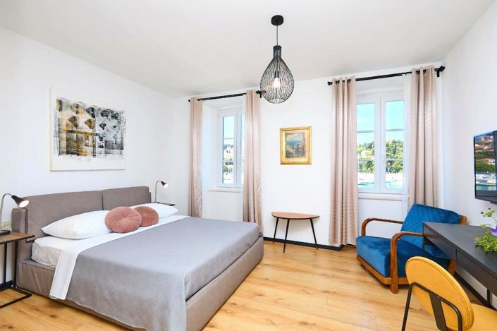 Image No.5-11 Bed Property for sale