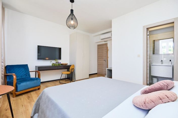 Image No.8-11 Bed Property for sale