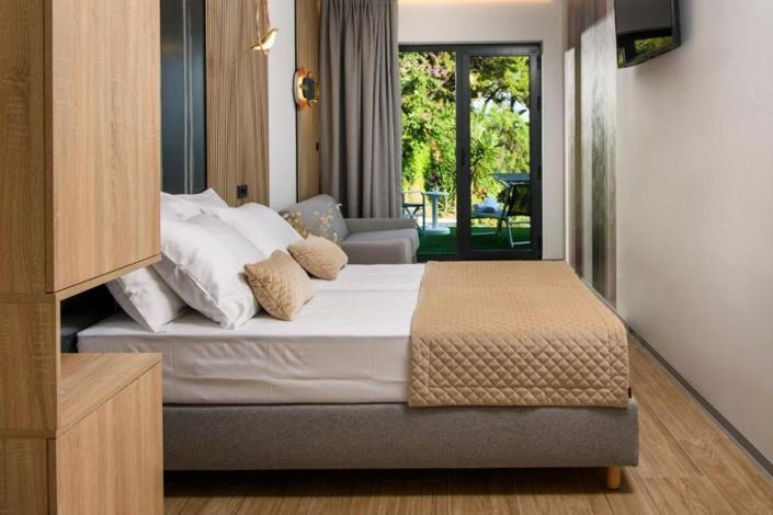 Image No.13-9 Bed Property for sale