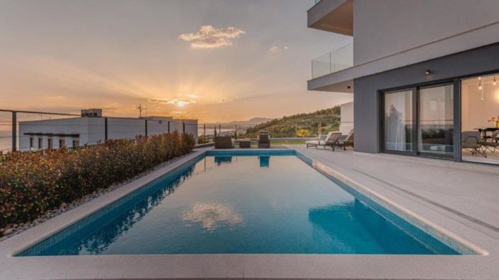 Image No.1-4 Bed Property for sale