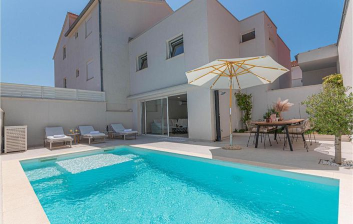 Image No.13-11 Bed Property for sale