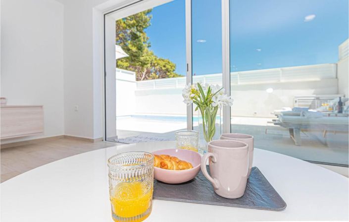 Image No.17-11 Bed Property for sale