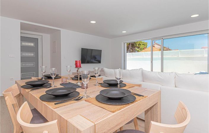 Image No.18-11 Bed Property for sale