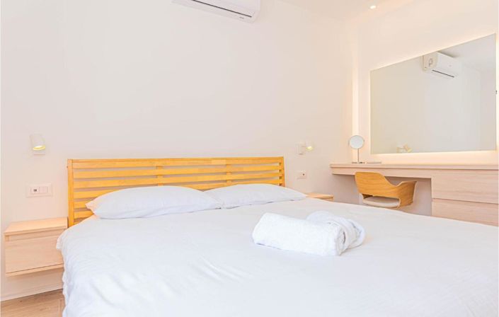 Image No.21-11 Bed Property for sale