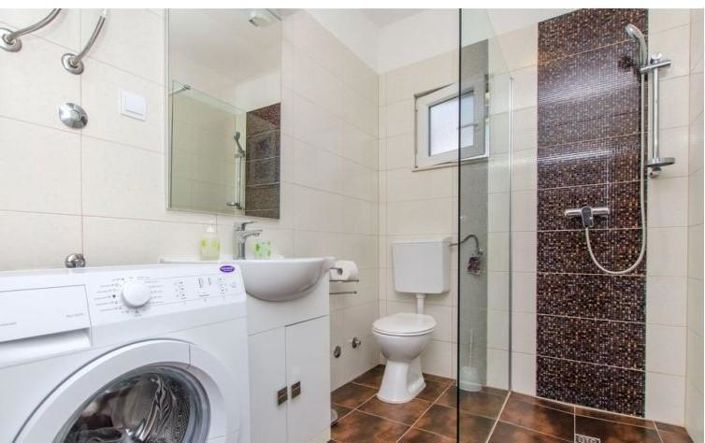 Image No.20-6 Bed Property for sale