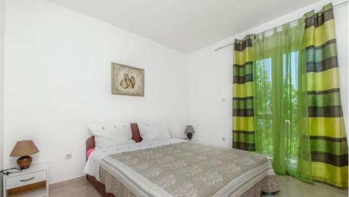 Image No.24-6 Bed Property for sale