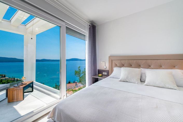 Image No.12-5 Bed Property for sale