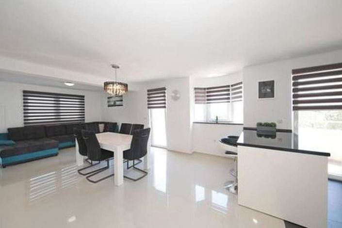 Image No.13-7 Bed Property for sale