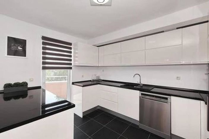 Image No.14-7 Bed Property for sale