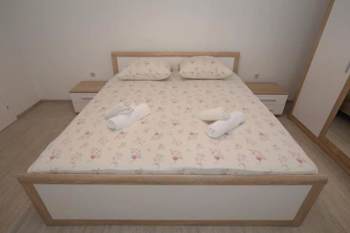 Image No.15-7 Bed Property for sale