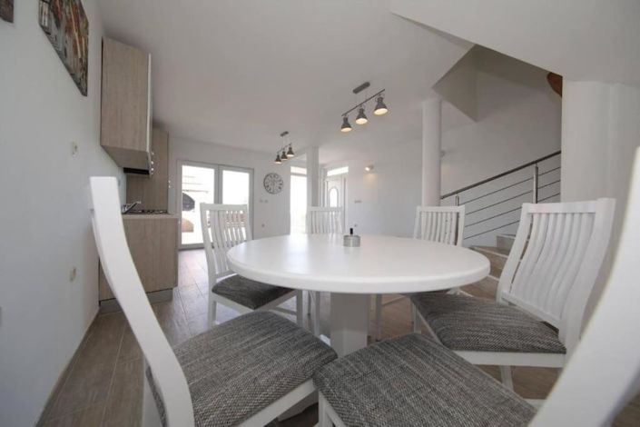 Image No.18-7 Bed Property for sale