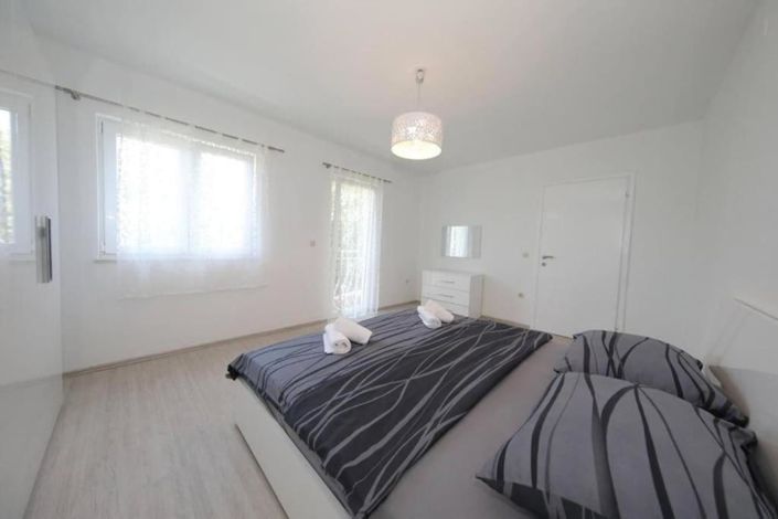 Image No.23-7 Bed Property for sale