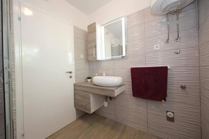 Image No.25-7 Bed Property for sale