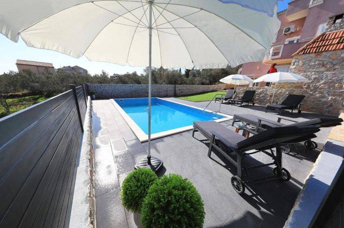 Image No.5-7 Bed Property for sale