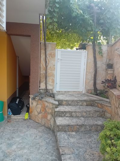 Image No.20-8 Bed Property for sale