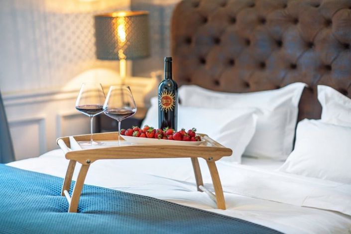 Image No.12-6 Bed Property for sale